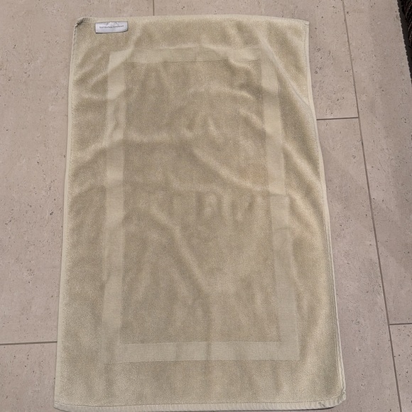 Restoration Hardware bath mat - Picture 2 of 4